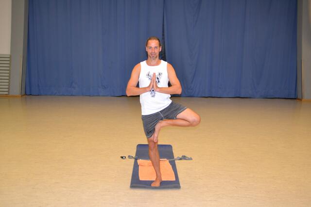 Das Training "Alpin Fit-Aktiv" wird von mehreren Trainern (hier Patrick Pest) und Trainerinnen abwechselnd durchgeführt und bietet somit eine große Palette an Übungen.