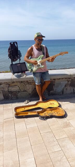 PeaceMan Glez (Gonzalez) at the Avenida playing "Tears in heaven" Eric Clapton...Foto by Bronco54