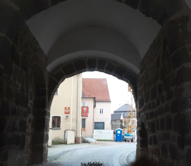 Durch das obere Tor hindurch.