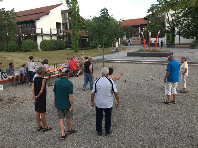 Am französischen Nationalfeiertag flogen auf dem Meitinger Bouleplatz die Kugeln durch die Luft. | Foto: Partnerschaftskomitee Meitingen
