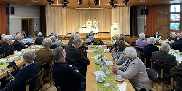 Stadtpfarrer Herbert Gugler und Diakon Ludwig Drexel feierten mit den über 100 Anwesenden die Hl. Messe