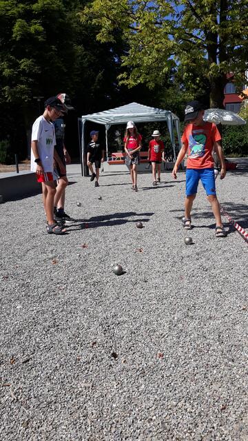 Beim Ferienprogramm des Partnerschaftskomitees flogen auf der Boulebahn neben dem Rathaus die Kugeln. | Foto: Claudia Buchschuster