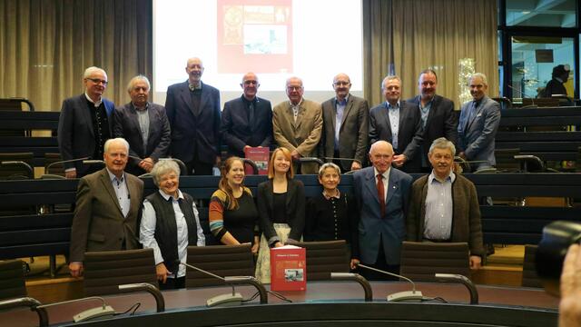 Im Kreis der Autoren und Redaktionsmitglieder hat Landrat Dr. Klaus Metzger im Sitzungssaal des Landratsamtes in Aichach den neuen Band "Altbayern in Schwaben 2022" vorgestellt.