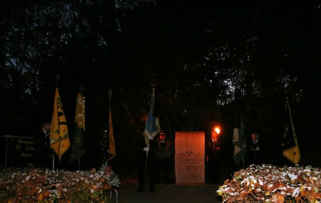 Gedenkstein mit Fahnenträgern