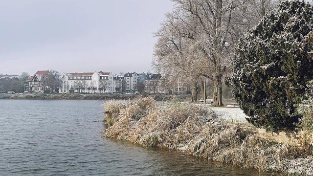 Am Burgsee mit der Uferrpromenade. Foto: Helmut Kuzina
