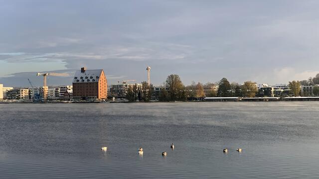 Am Ziegelinnensee mit markanten Gebäuden. Foto: Helmut Kuzina