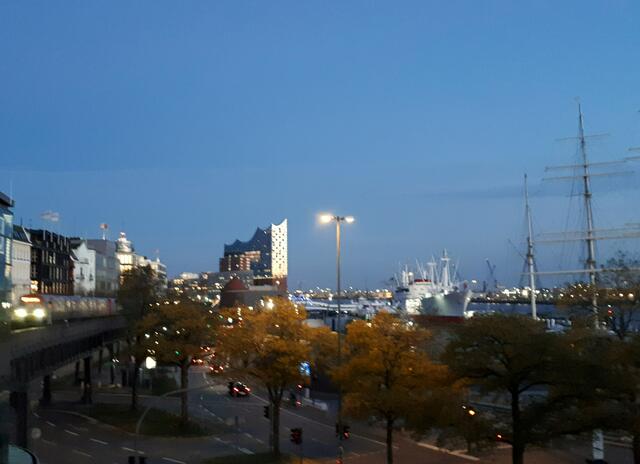 Blick von der Brücke an der U- und S-Bahn-Station Landungsbrücken über den abendlichen Hafen