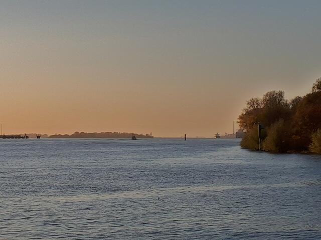 Abenddämmerung über der Elbe