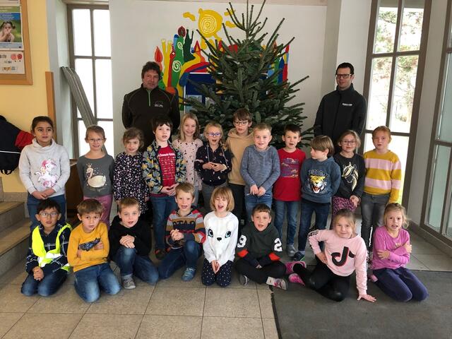 Die 1. Klasse an der Grundschule in Ellgau nahm freudig den Christbaum entgegen und versprach, umgehend Christbaumschmuck zu basteln.