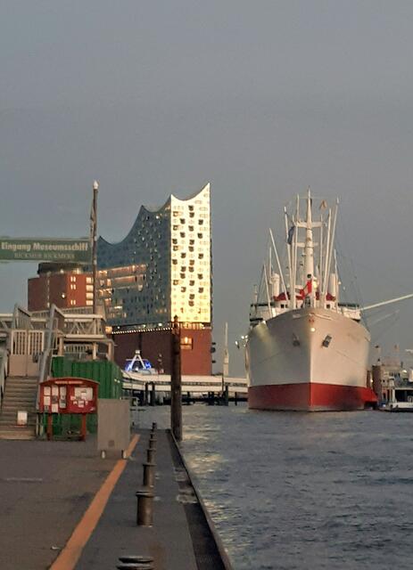 An den Landungsbrücke am Steg des Museumsschiffs "Rickmer Rickmers" - Blick auf die "Elphi", die Überseebrücke und auf das noch fahrtüchtige Museumsschiff "Cap San Diego".