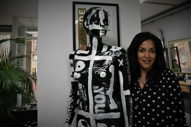Chief of the Haircut und Galerista des ARTista Bronco54 (El Nino)...with Aborigine Puppet...Foto by Nana aka Wolfgang Medrkel