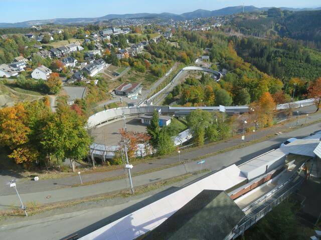 Die Bahnstrecke ist von hier gut zu sehen.