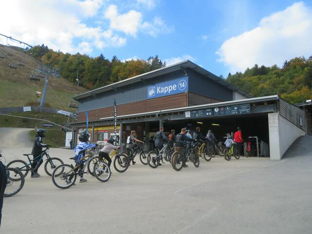 Die Abfertigung geht aber schnell,die Biker hatten das im Griff.