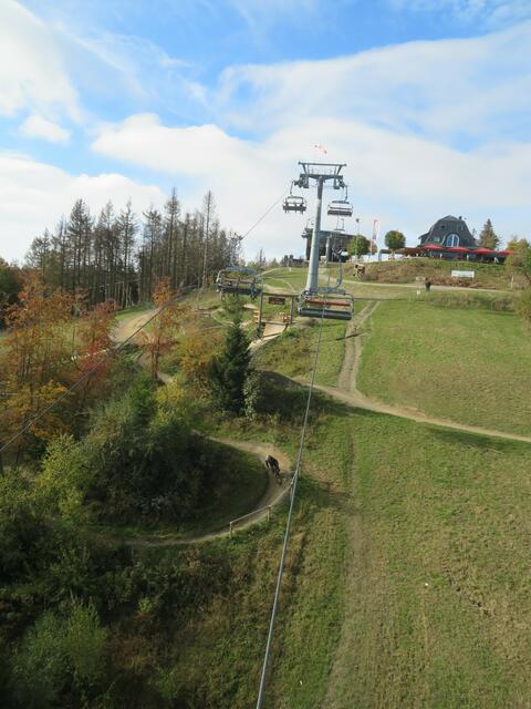 Von hier gut zu sehen die Bahn.