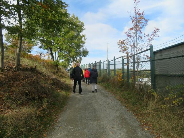 Hier geht es zur Seilbahn ,es gehen sechs Leute rein.