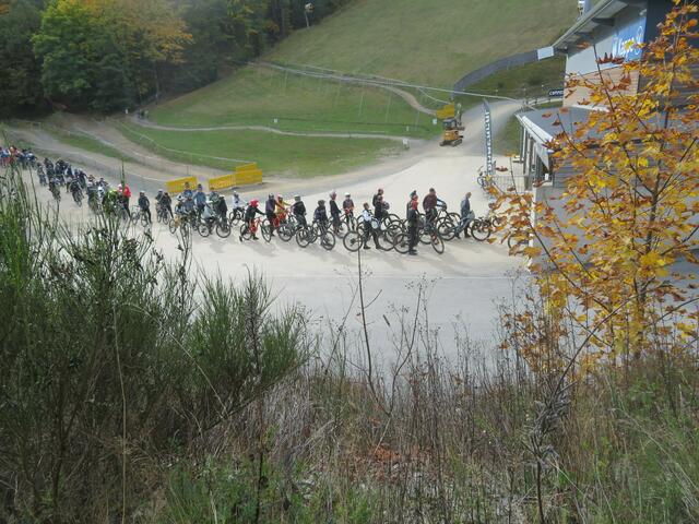 Auch warteten die Mountainbiker auf die Auffahrt.