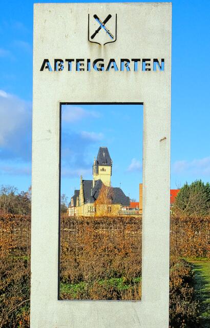 Stelen in Abteigarten