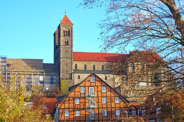 Stiftskirche St. Servatii  mit dem davorstehenden Hotel Schlossmühle