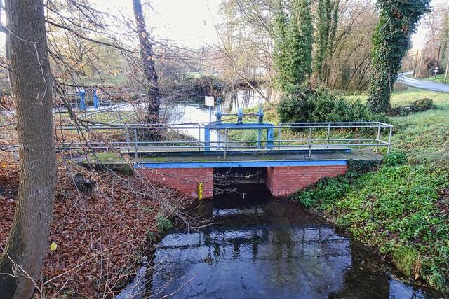 Wassertechnische Anlagen, im Hintergrund die Bode, vorn der Mühlgraben der quer durch Quedlinburg fließt und erst in Ditfurt wieder in die Bode einmündet.