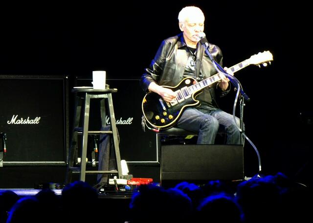 Peter Frampton kann auf über 50 Jahre Musikgeschichte zurückblicken. Schon als 16-jähriger spielte er in der Band The Herd.