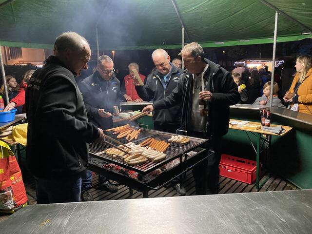 „Das Bratwurst-Team war mehr als 3 Stunde voll beschäftigt.