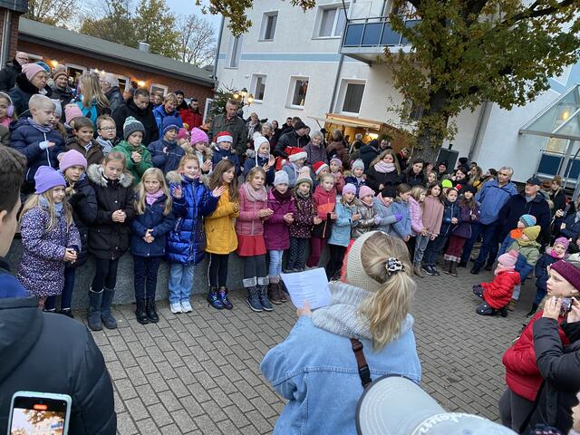 Ein Weihnachtslieder-Potpourri dargeboten vom Kinderchor der Grundschule.