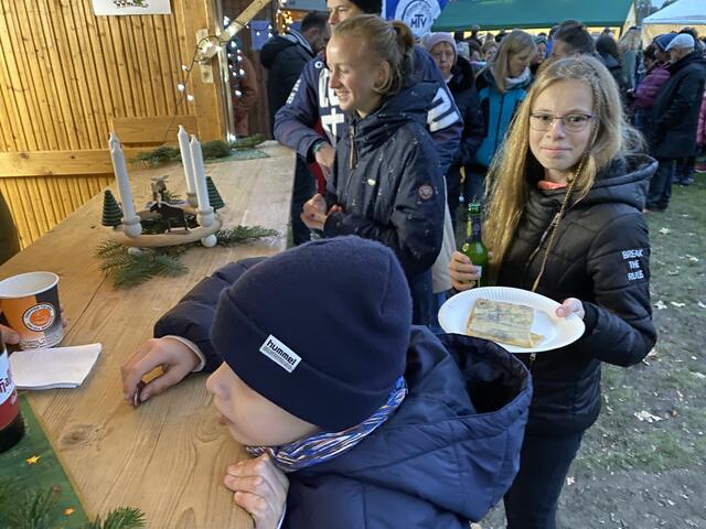 Crêpes & Getränke an der Bude der Tennis-Abteilung.