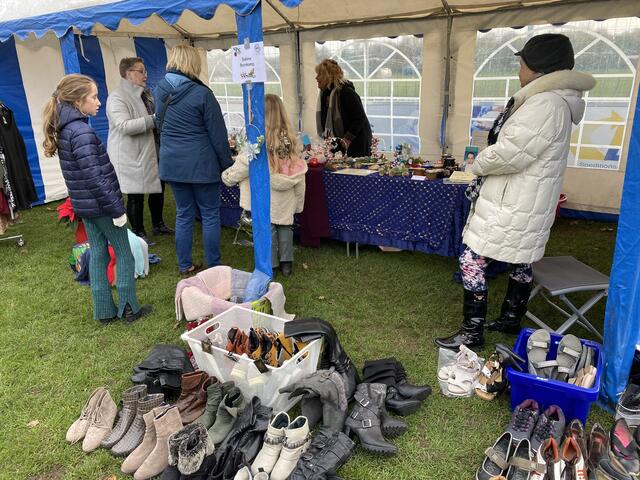 Gut erhaltene Secondhandware bietet Sabine Bornkamp an.