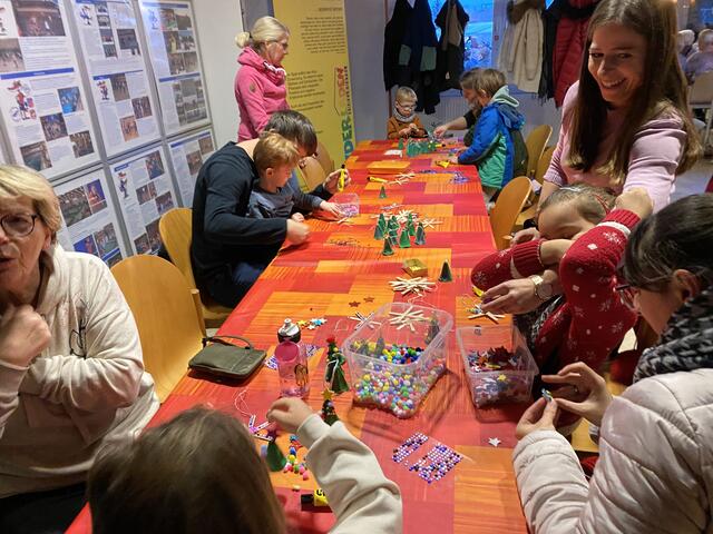 Viele kleine Talente malen, kleben und formen in der Bastelecke des Engelbosteler Kinderladens.
