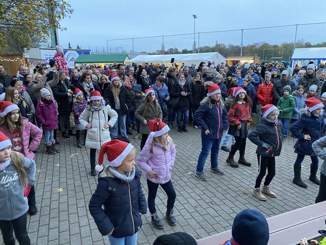 Ein weiterer Höhepunkt: Die Kindertanzgruppe „Foxy’s“ unter Leitung von Joana und ihrer Tochter begeisterten die Zuschauer mit kleinen einstudierten Choreografien.