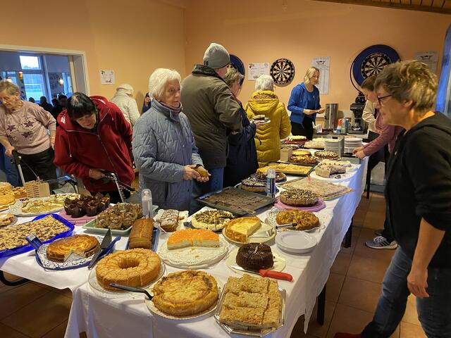 Qual der Wahl bei diesem reichhaltigem Kuchen Büfett.