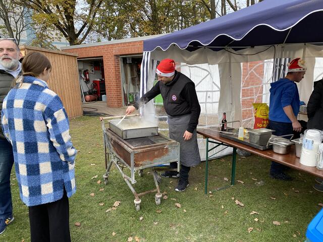 Die Pilzpfanne von Alfio und Andy Giebel dampft schon.