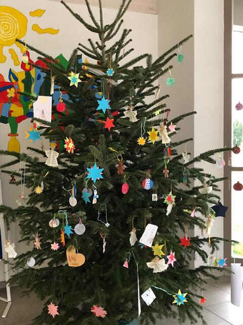 Die Klassen 1 - 4 an der Grundschule in Ellgau bastelten den farbenfrohen Christbaumschmuck.