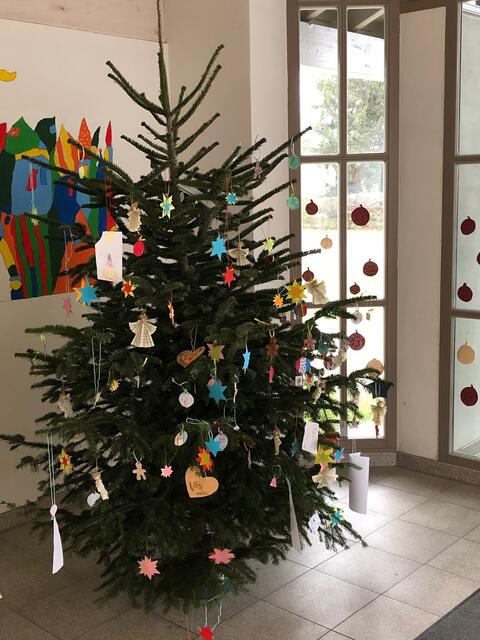 So jetzt ist der Baum schön bunt geschmückt.