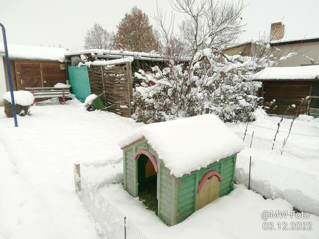 Schnee auf dem Karnickelhaus - 4.12.2022 !!! Gartenschau -Sonntagsbilder 2022 !!!  Temperaturen: Früh 6:11 0,7 Grad minus / 11:01h 2,3° plus / 13:22 h 4,9° plus