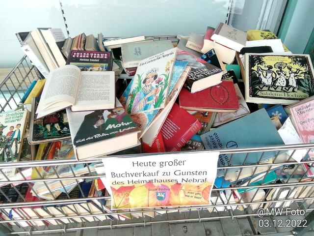 Bücherverkauf - 4.12.2022 !!! Gartenschau -Sonntagsbilder 2022 !!!  Temperaturen: Früh 6:11 0,7 Grad minus / 11:01h 2,3° plus / 13:22 h 4,9° plus