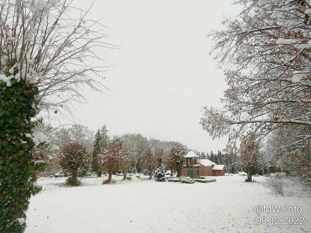 Trauerhalle auf dem Friedhof Nebra - 4.12.2022 !!! Gartenschau -Sonntagsbilder 2022 !!!  Temperaturen: Früh 6:11 0,7 Grad minus / 11:01h 2,3° plus / 13:22 h 4,9° plus