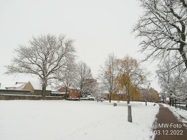 In der Mitte unsere Kirche - 4.12.2022 !!! Gartenschau -Sonntagsbilder 2022 !!!  Temperaturen: Früh 6:11 0,7 Grad minus / 11:01h 2,3° plus / 13:22 h 4,9° plus