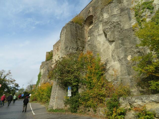 Eine mächtige Mauer.