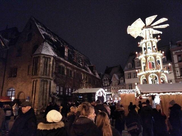 Der Quedlinburger Weihnachtsmarkt ist bereits zweimal als schönster in Sachsen-Anhalt ausgezeichnet worden. Links vor dem Rathaus ist der Roland zu erahnen.