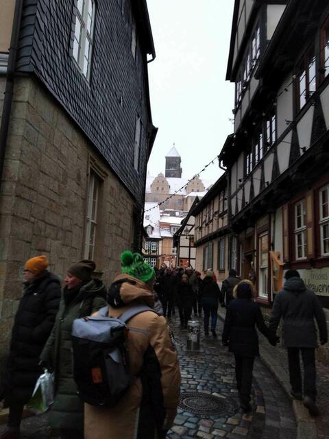 Eine Gasse in Quedlinburg mit Blick auf´s Schloss.
