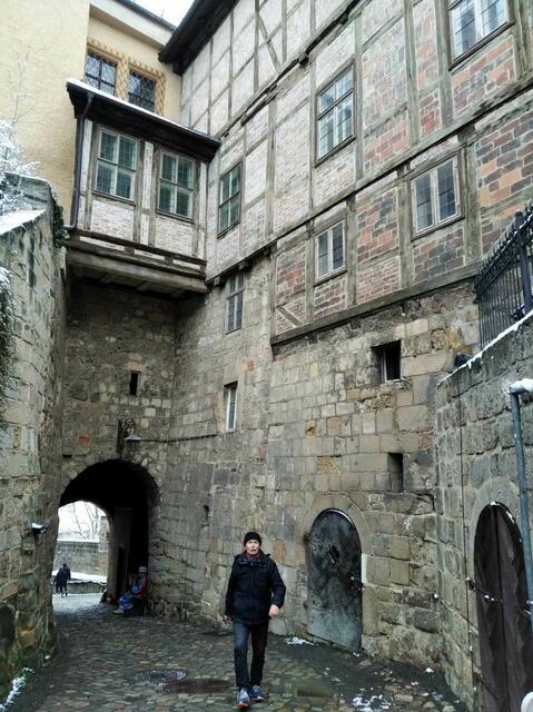 Eingangstor zum Schloss Quedlinburg. Auf dem Burgberg sieht es 2022 stark nach Baustelle aus.