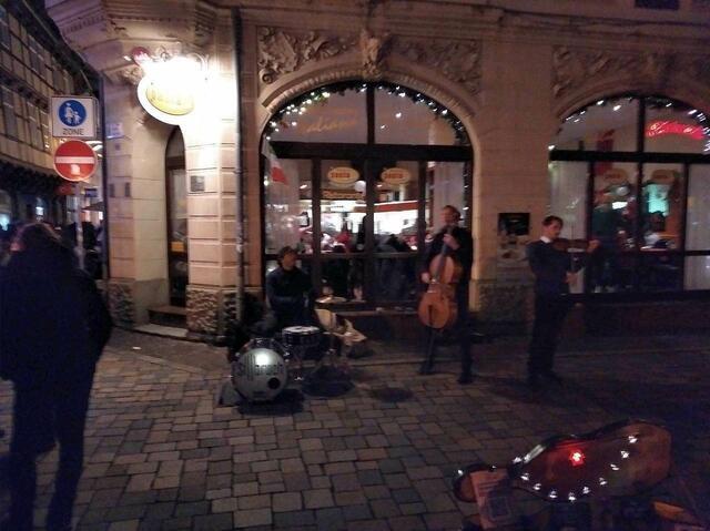 Musikmacher am südlichen Ende des Weihnachts-Marktplatzes.