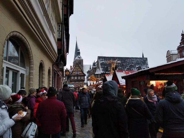 Der Weihnachtsmarkt. Bildmitte: Marktkirche St. Benediktii.