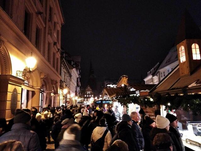 Der W-Markt ist in der Dunkelheit gut besucht.