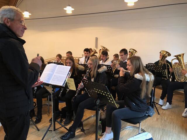 Die Jungmusiker der Musikkapelle Ellgau unter Leitung des Dirigenten Manfred Braun.