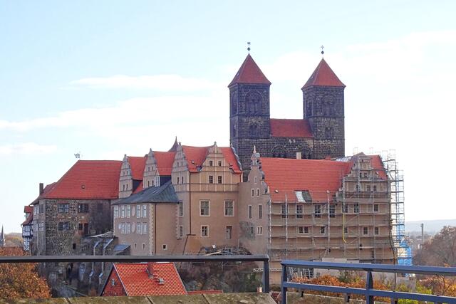 Blick vom Münzenberg zum Schlossberg mit den markanten neuromanischen Westtürmen der Stiftskirche. Von 1946 bis 1948 wurde aus den, 1945 zerstörten, rheinische Helmen Zeltdachabdeckungen.