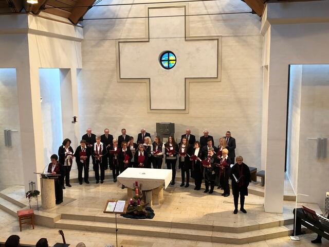 Der Kirchenchor Ellgau erfreut alljährlich mit wunderschönen Liedern beim Ellgauer Adventssingen. Die Leitung liegt in Händen von Konrad Eser, an der Orgel Elke Eser.