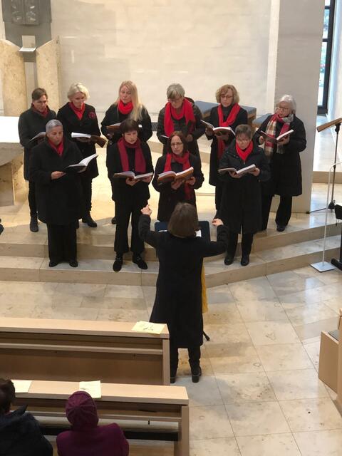 Die Chorallen - ein dynamischer Damenchor - unter der Regie der Sopranistin Elisabeth Balser.