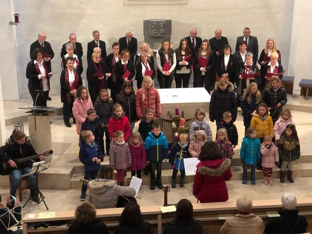 Aus voller Kehle und mit bester Laune sang der Kinderchor des Ellgauer Obst- und Gartenbauvereins mehrere Lieder. Die Leitung haben Sabine Zwerger und Bianca Wagner.
